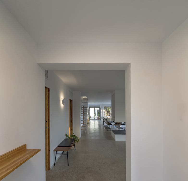 http://andresflajszer.com/files/gimgs/262_025-1s3a2251-52-54-andres-flajszer-oficina-transversal-finca-yantar.jpg