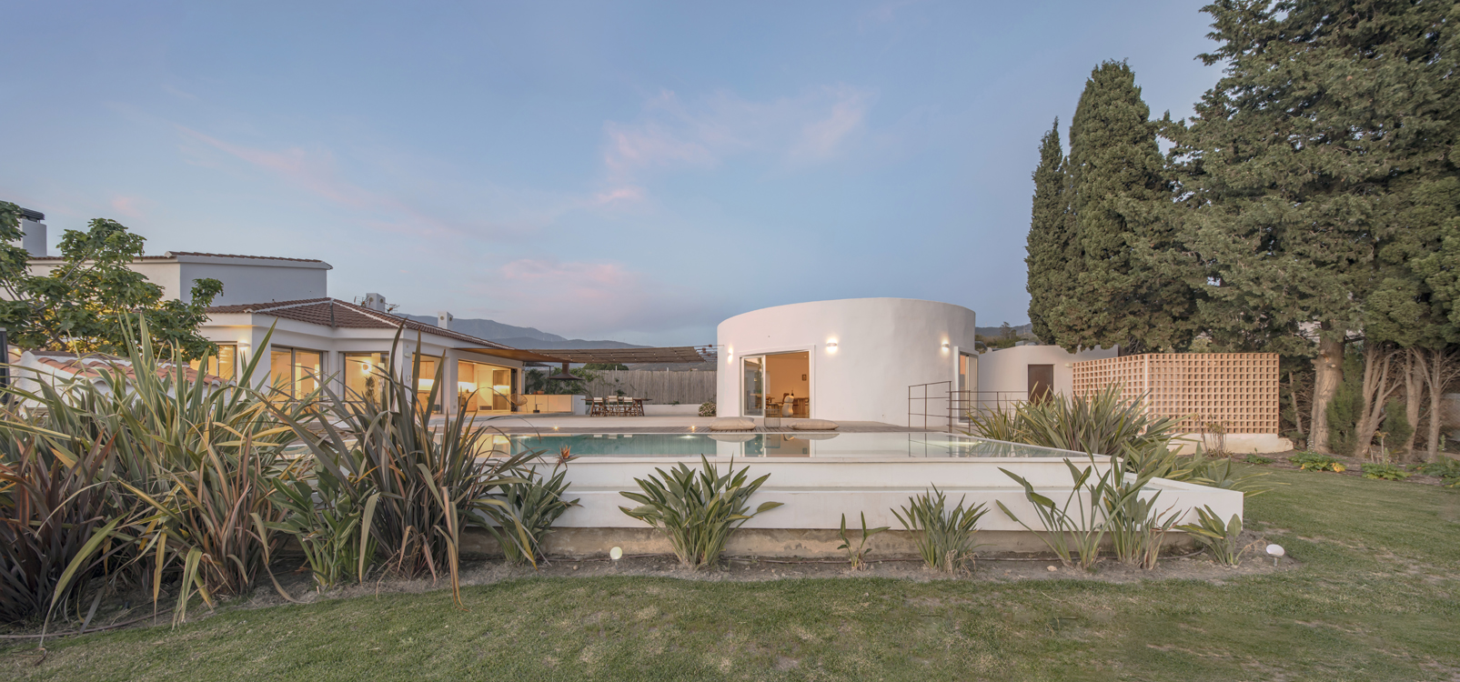 http://andresflajszer.com/files/gimgs/262_111-1s3a2485-87-andres-flajszer-oficina-transversal-finca-yantar.jpg